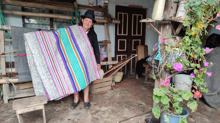 Artesano con tejido